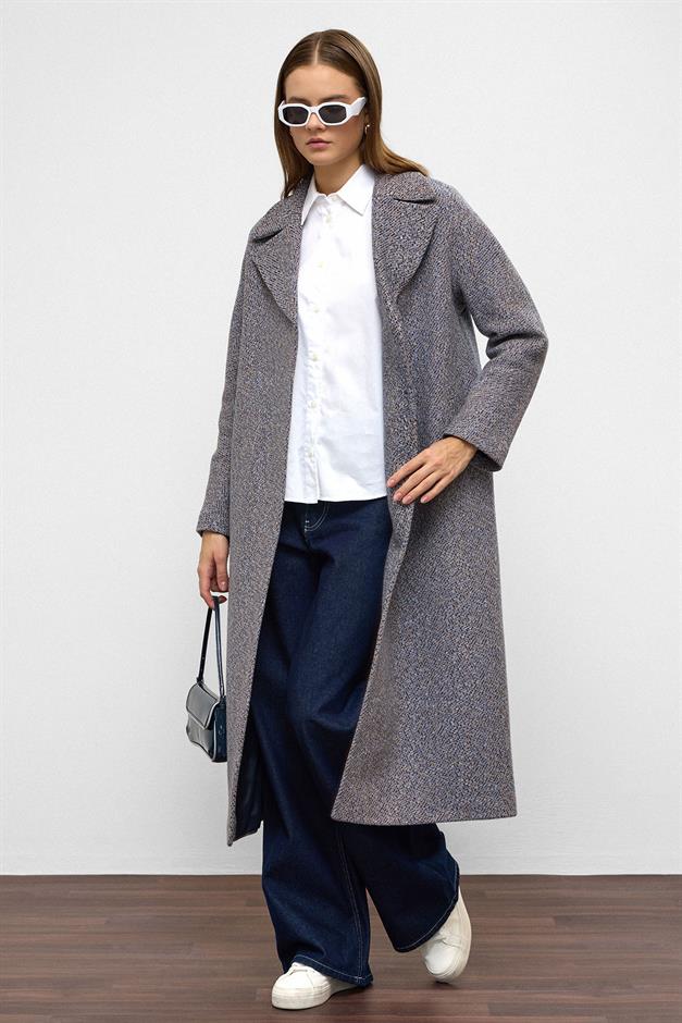 معطف متوسط الطول بنمط متعرج وإغلاق بزر كبس كبير الحجم إنديجو 3035