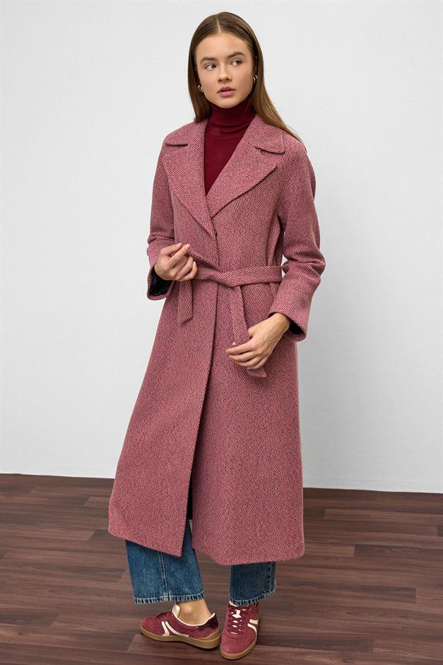 معطف متوسط الطول بنمط متعرج وإغلاق بزر كبس كبير الحجم ضارب الى الحمرة 3035
