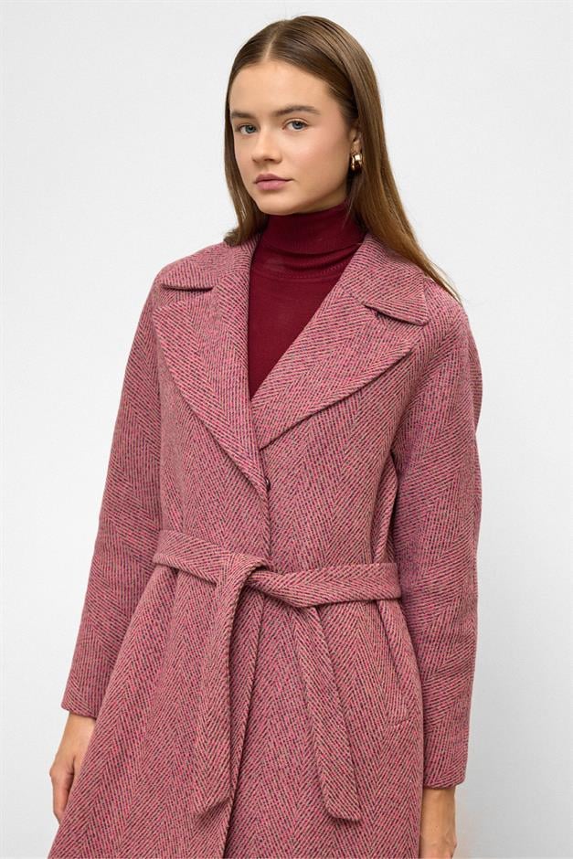 معطف متوسط الطول بنمط متعرج وإغلاق بزر كبس كبير الحجم ضارب الى الحمرة 3035