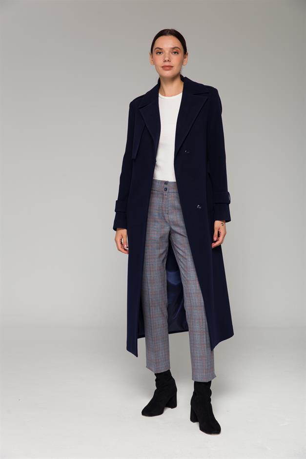 معطف متوسط الطول مع تفاصيل عباءة وكتف وإغلاق سريع الأزرق الداكن 3771