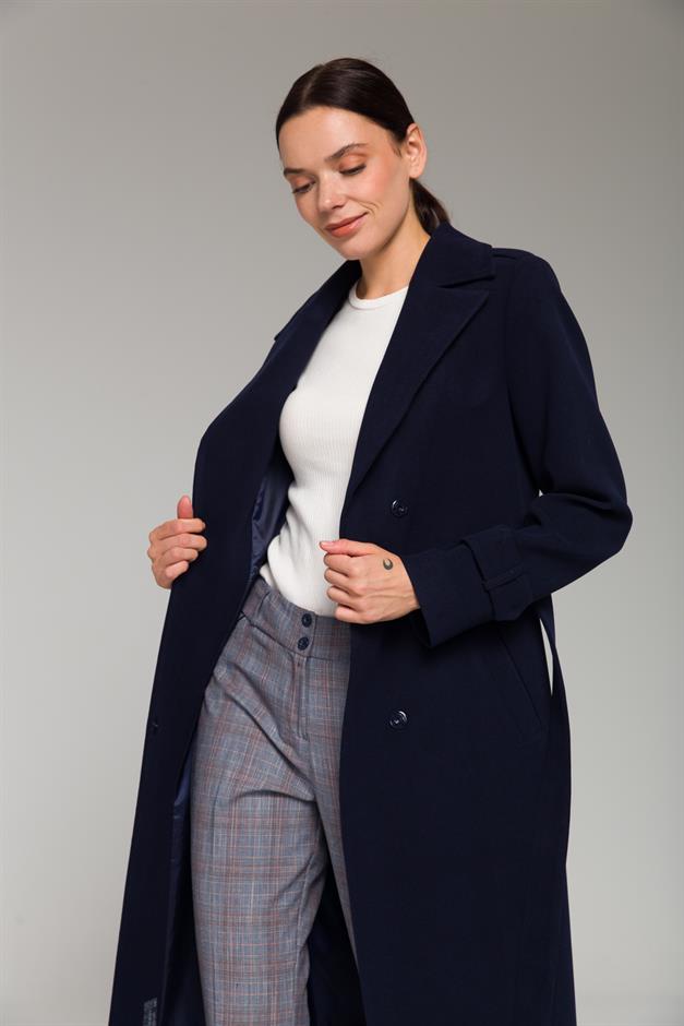 معطف متوسط الطول مع تفاصيل عباءة وكتف وإغلاق سريع الأزرق الداكن 3771