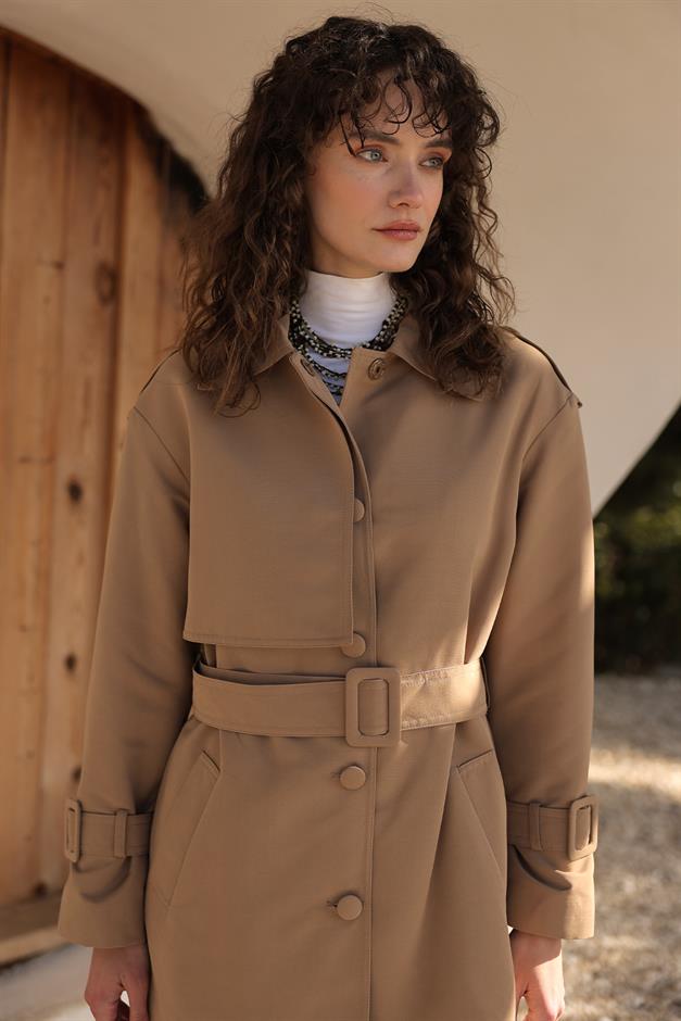 Pelerin ve Kemer Detaylı Astarlı Kısa Trençkot KAMEL 6689