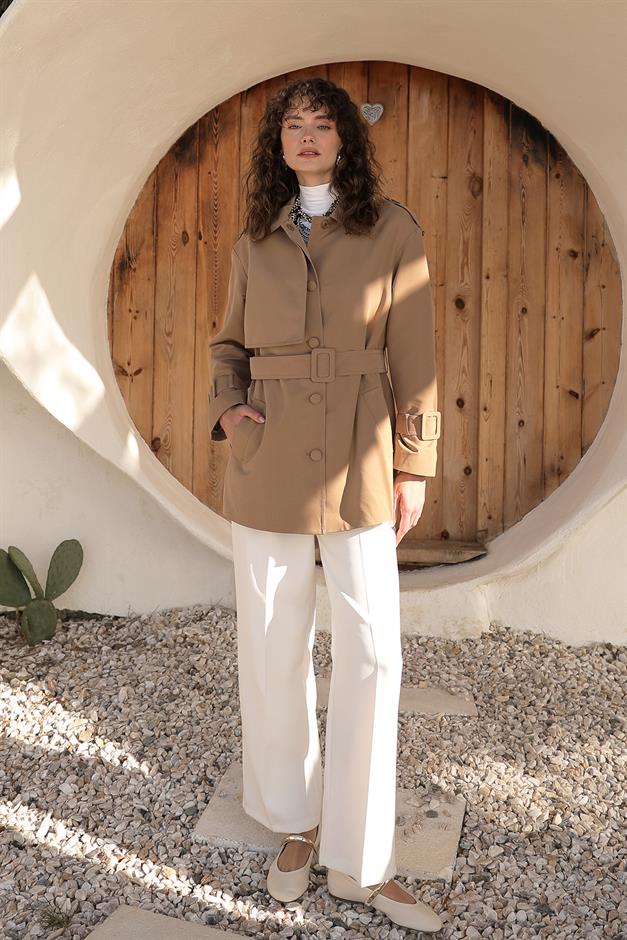 Pelerin ve Kemer Detaylı Astarlı Kısa Trençkot KAMEL 6689