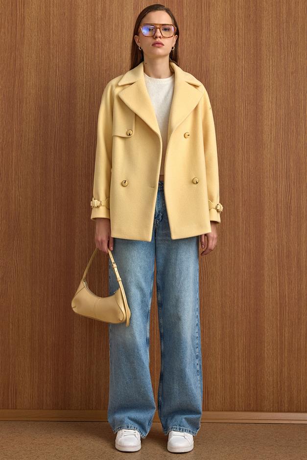 Pelerin ve Kol Patı Detaylı Kruvaze Kısa Kaban SARI 3161