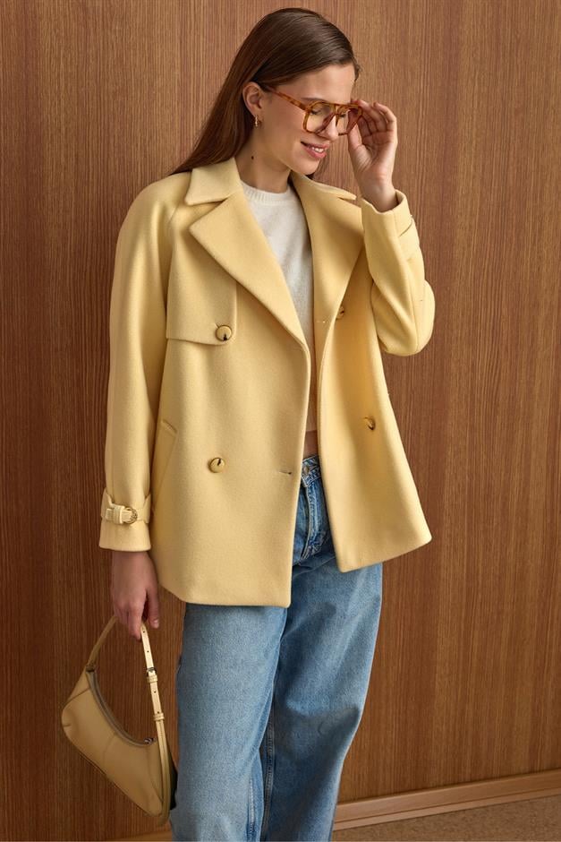 Pelerin ve Kol Patı Detaylı Kruvaze Kısa Kaban SARI 3161