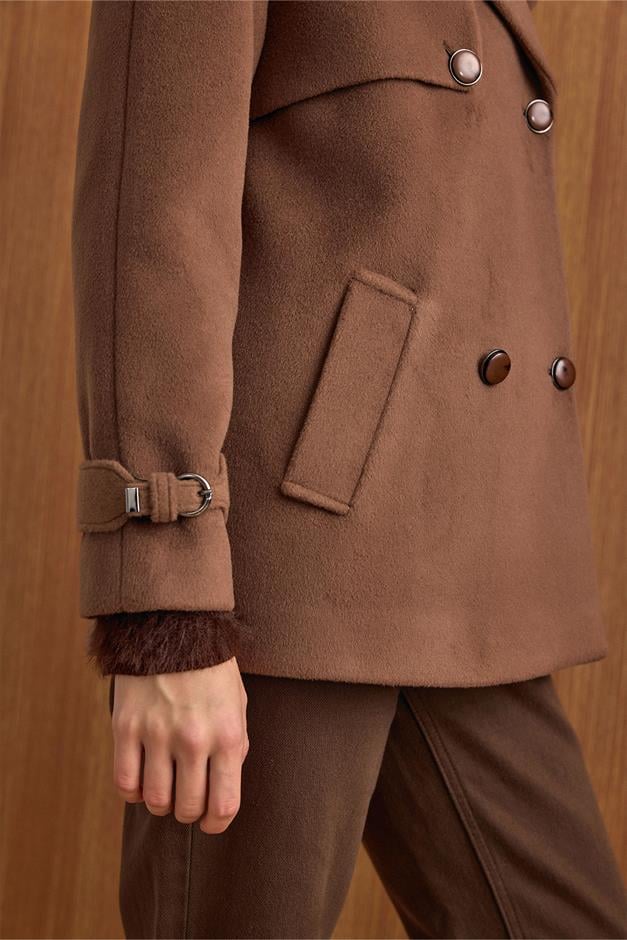 Pelerin ve Kol Patı Detaylı Kruvaze Kısa Kaban A.KAHVE 3161