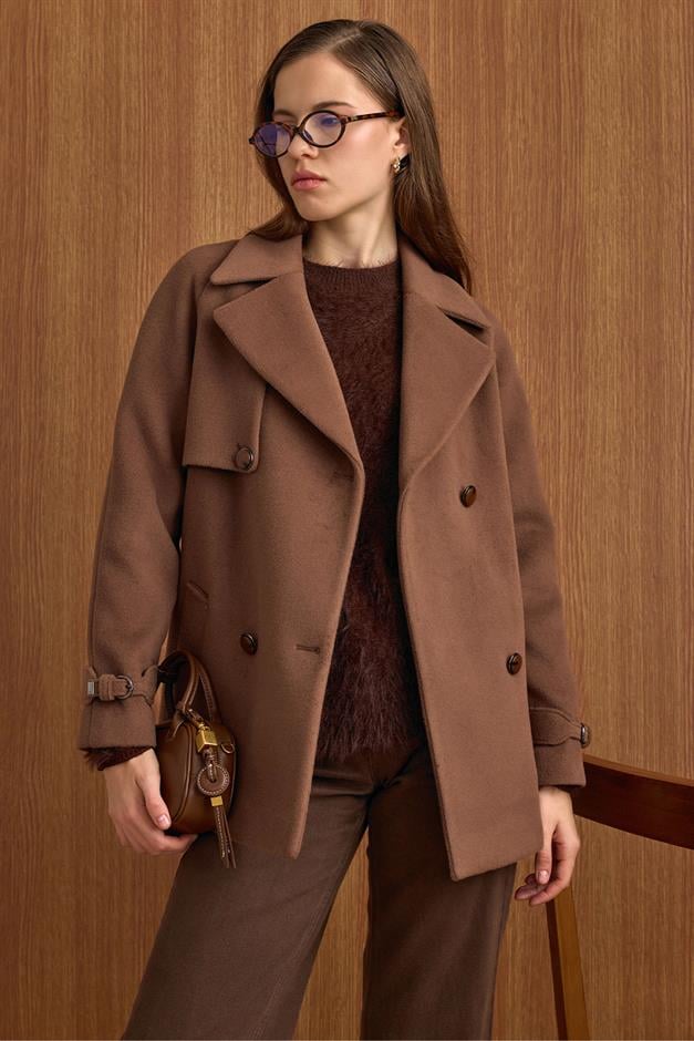 Pelerin ve Kol Patı Detaylı Kruvaze Kısa Kaban A.KAHVE 3161