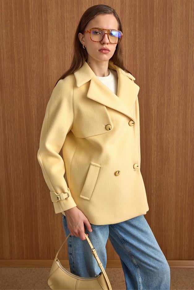 Pelerin ve Kol Patı Detaylı Kruvaze Kısa Kaban SARI 3161