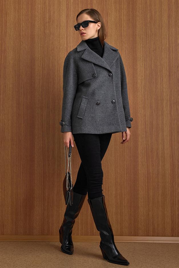 Pelerin ve Kol Patı Detaylı Kruvaze Kısa Kaban KOYU GRİ 3161