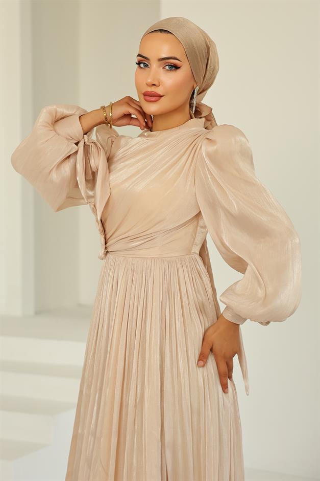 فستان سهرة حرير يويو للحجاب مزين بثنيات ودبوس حجري كريم 1244