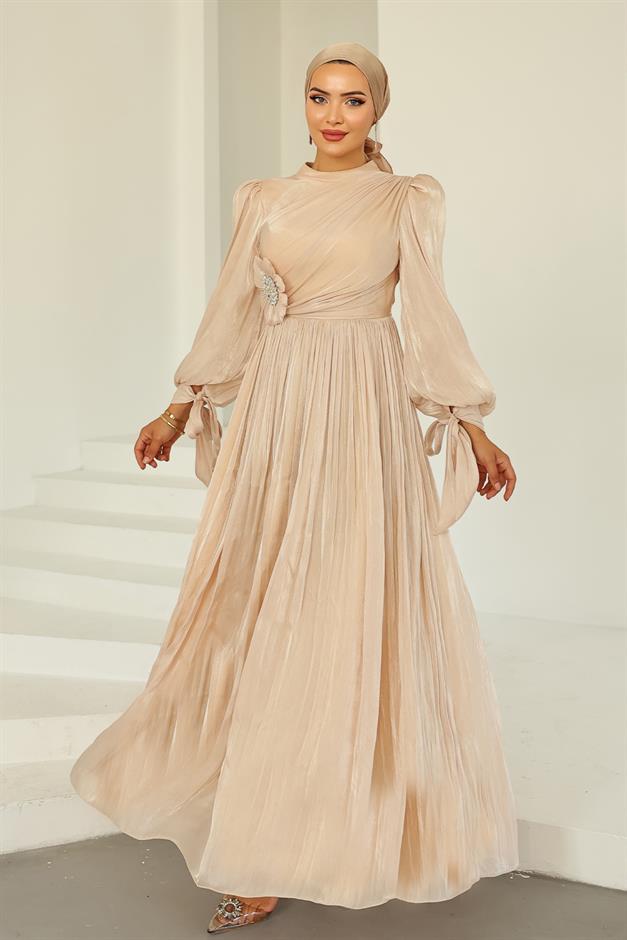 فستان سهرة حرير يويو للحجاب مزين بثنيات ودبوس حجري كريم 1244