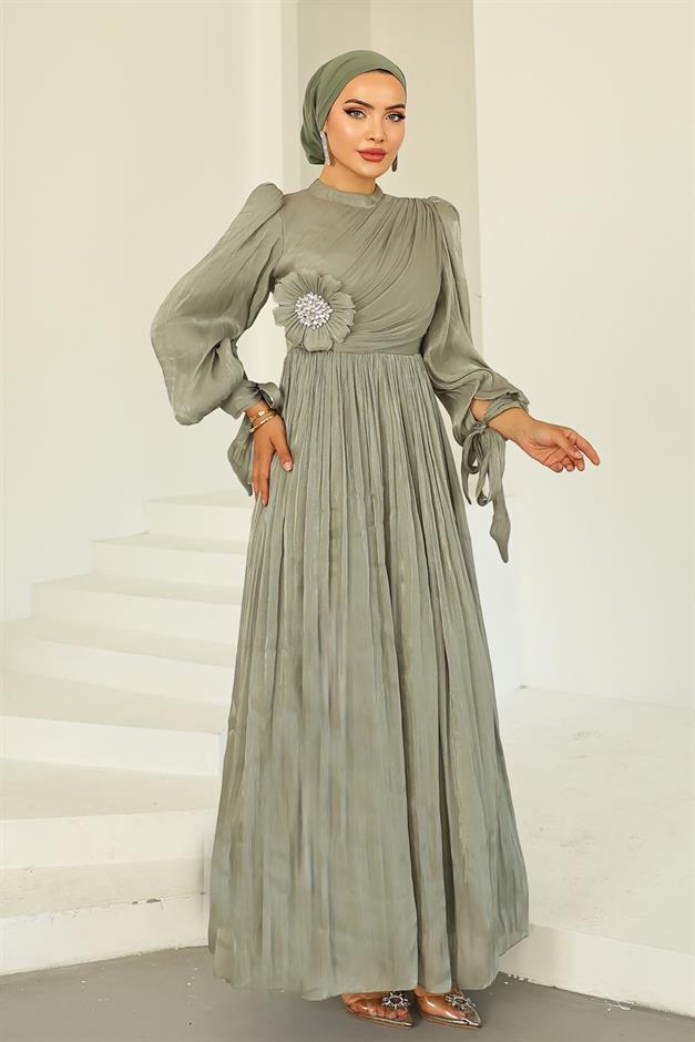 فستان سهرة حرير يويو للحجاب مزين بثنيات ودبوس حجري أخضر فاتح 1244