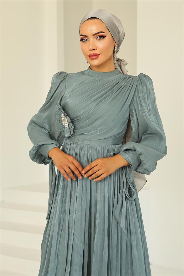 فستان سهرة حرير يويو للحجاب مزين بثنيات ودبوس حجري أخضر مائي 1244