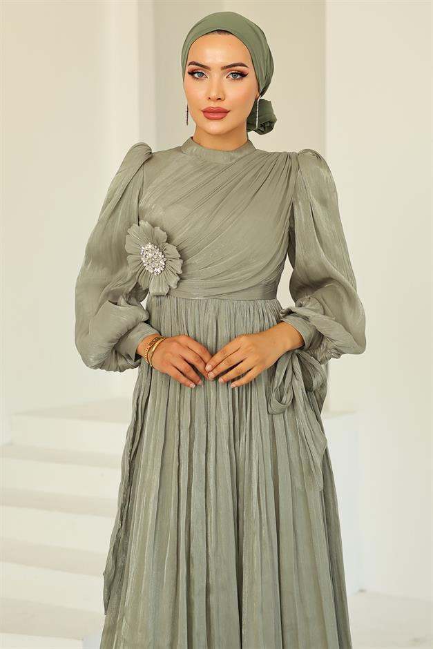 فستان سهرة حرير يويو للحجاب مزين بثنيات ودبوس حجري أخضر فاتح 1244
