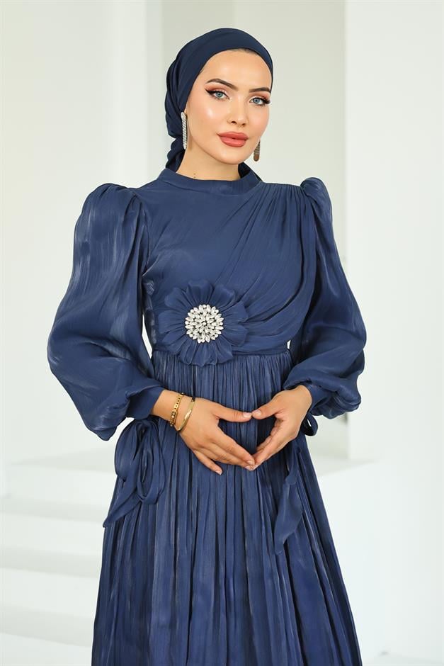 فستان سهرة حرير يويو للحجاب مزين بثنيات ودبوس حجري ك. نيلي 1244