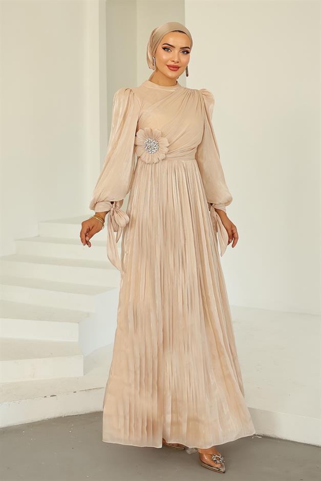 فستان سهرة حرير يويو للحجاب مزين بثنيات ودبوس حجري كريم 1244