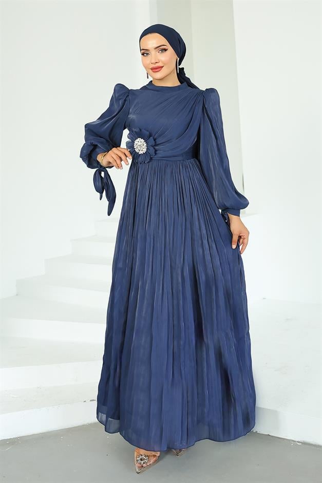 فستان سهرة حرير يويو للحجاب مزين بثنيات ودبوس حجري ك. نيلي 1244