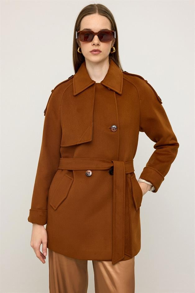 معطف من الكشمير بأكمام راجلان وكتف مدبب وتفاصيل عباءة الصدأ 3131