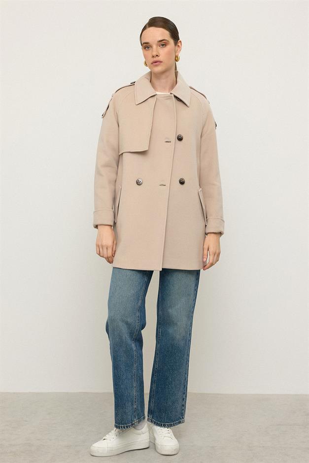 معطف من الكشمير بأكمام راجلان وكتف مدبب وتفاصيل عباءة بيج فاتح 3131