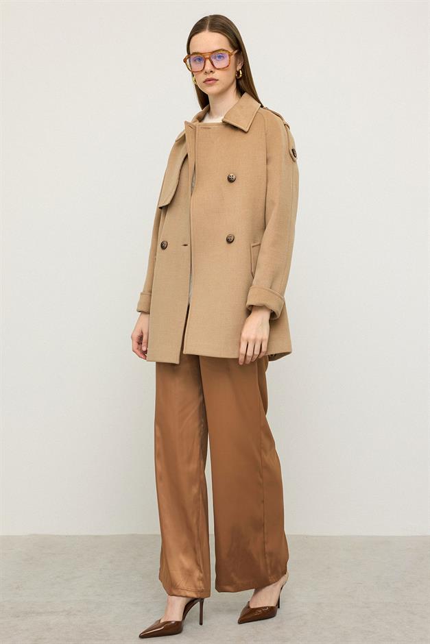 معطف من الكشمير بأكمام راجلان وكتف مدبب وتفاصيل عباءة أ.كامل 3131