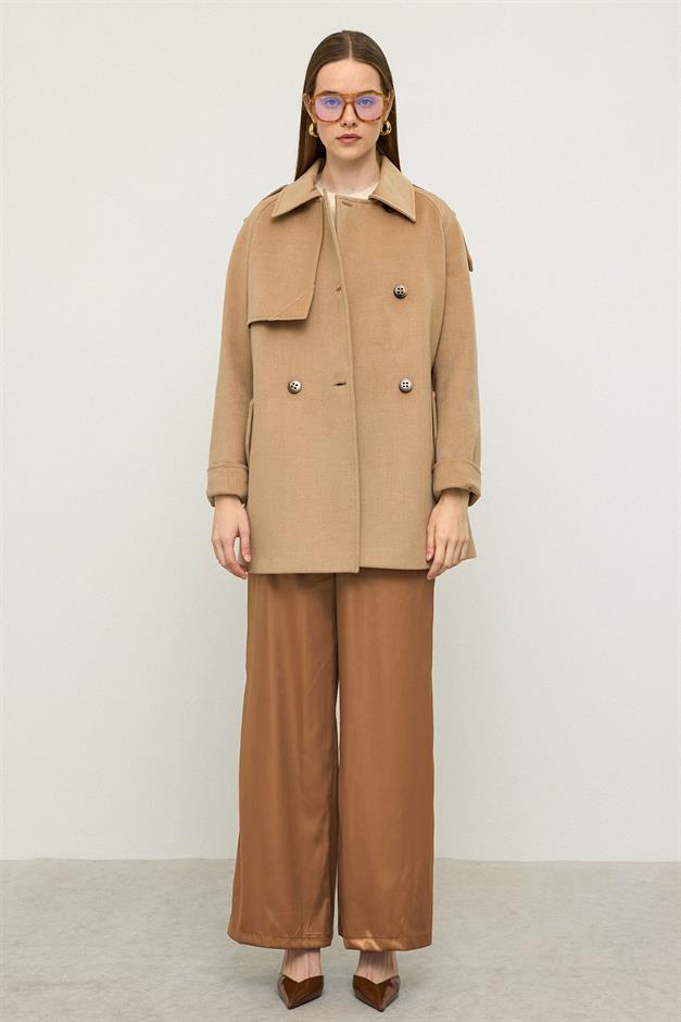 معطف من الكشمير بأكمام راجلان وكتف مدبب وتفاصيل عباءة أ.كامل 3131