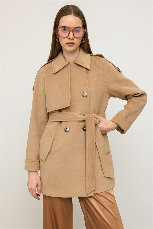 معطف من الكشمير بأكمام راجلان وكتف مدبب وتفاصيل عباءة أ.كامل 3131