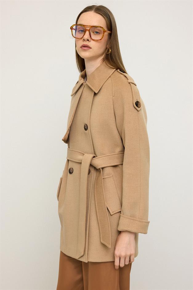 معطف من الكشمير بأكمام راجلان وكتف مدبب وتفاصيل عباءة أ.كامل 3131