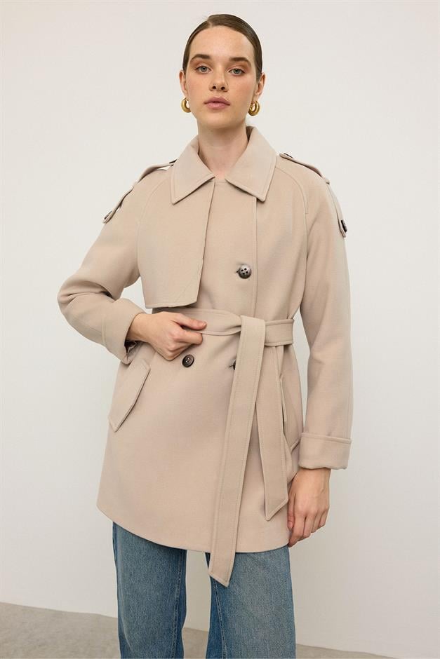 معطف من الكشمير بأكمام راجلان وكتف مدبب وتفاصيل عباءة بيج فاتح 3131