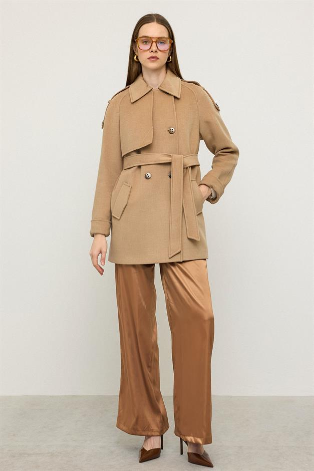 معطف من الكشمير بأكمام راجلان وكتف مدبب وتفاصيل عباءة أ.كامل 3131