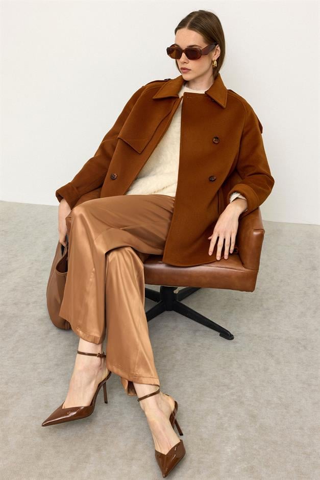 معطف من الكشمير بأكمام راجلان وكتف مدبب وتفاصيل عباءة الصدأ 3131