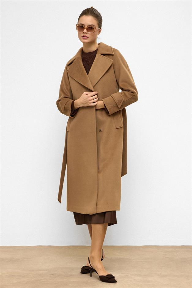 معطف متوسط الطول بأكمام راجلان وإغلاق بزر كبس ك. كامل 3145