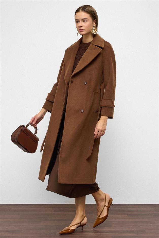 معطف متوسط الطول بأكمام راجلان وإغلاق بزر كبس التبغ 3145