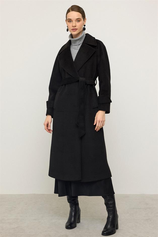 معطف متوسط الطول بأكمام راجلان وإغلاق بزر كبس أسود 3145