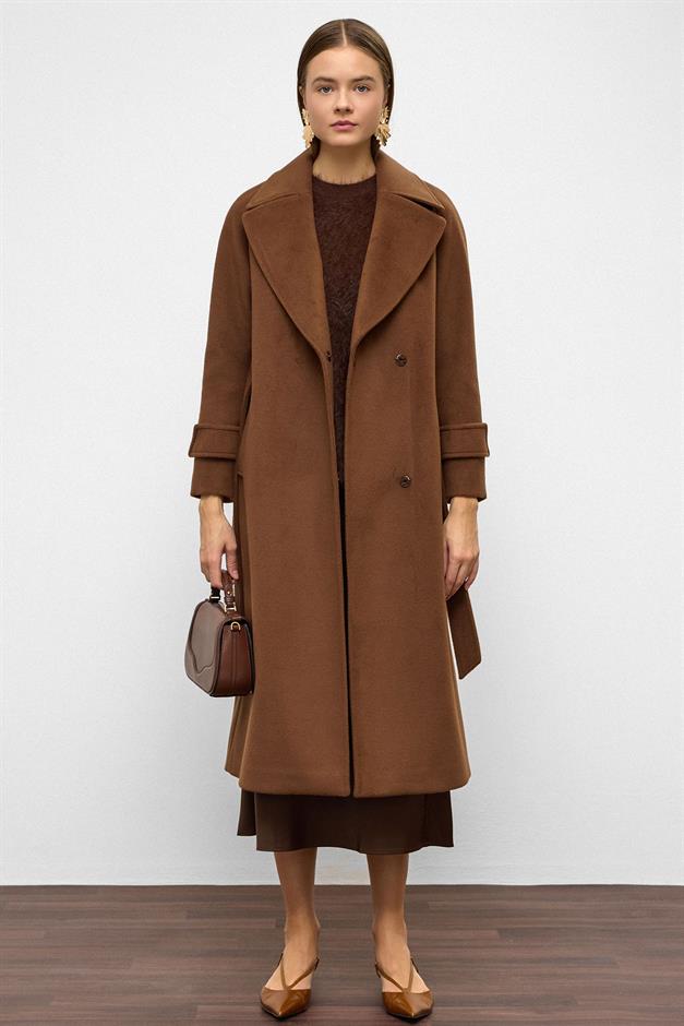 معطف متوسط الطول بأكمام راجلان وإغلاق بزر كبس التبغ 3145