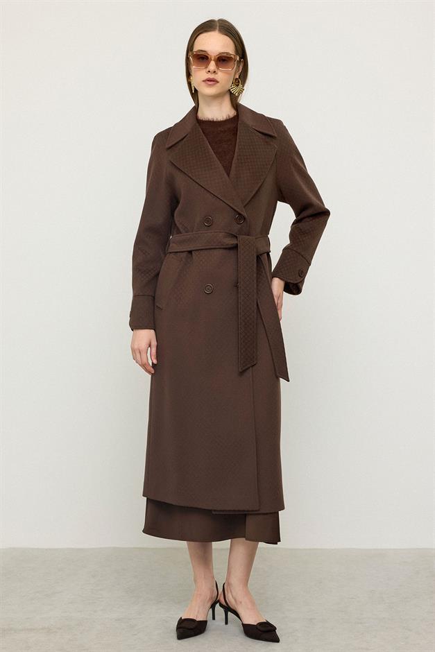 معطف بأكمام راجلان وتفاصيل نقش ذاتي، إصدار محدود قهوة 3141