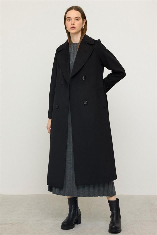 معطف بأكمام راجلان وتفاصيل نقش ذاتي، إصدار محدود أسود 3141