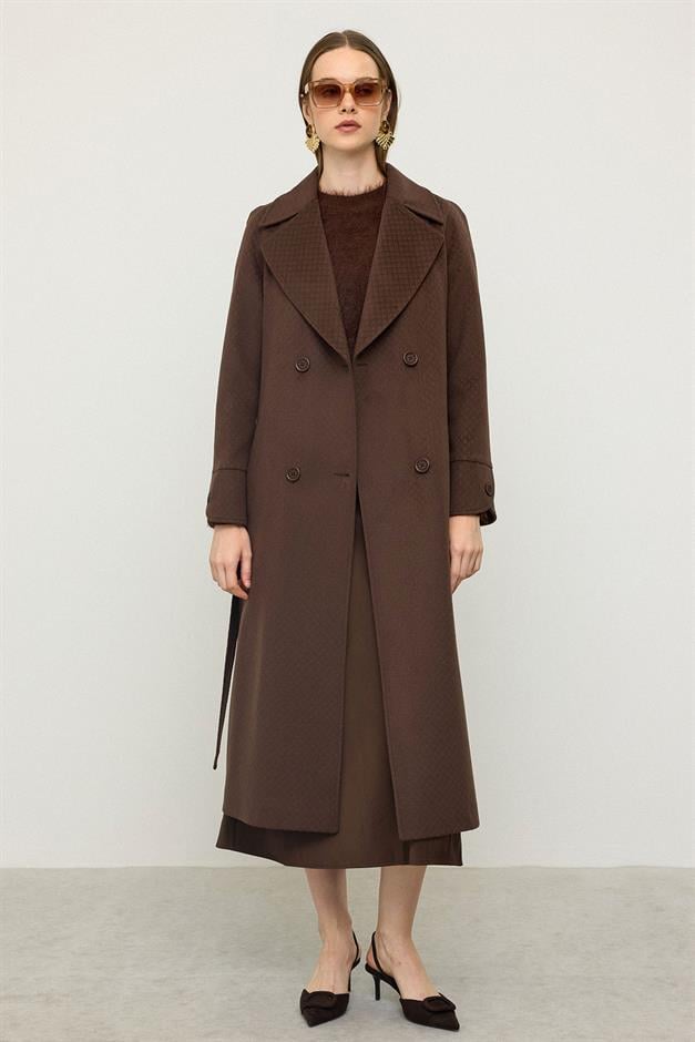 معطف بأكمام راجلان وتفاصيل نقش ذاتي، إصدار محدود قهوة 3141