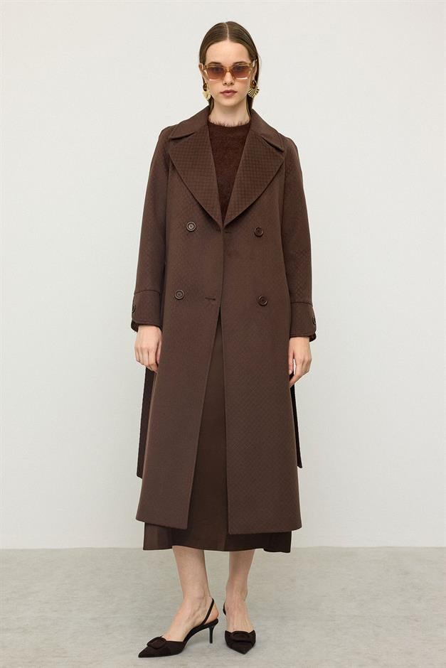 معطف بأكمام راجلان وتفاصيل نقش ذاتي، إصدار محدود قهوة 3141