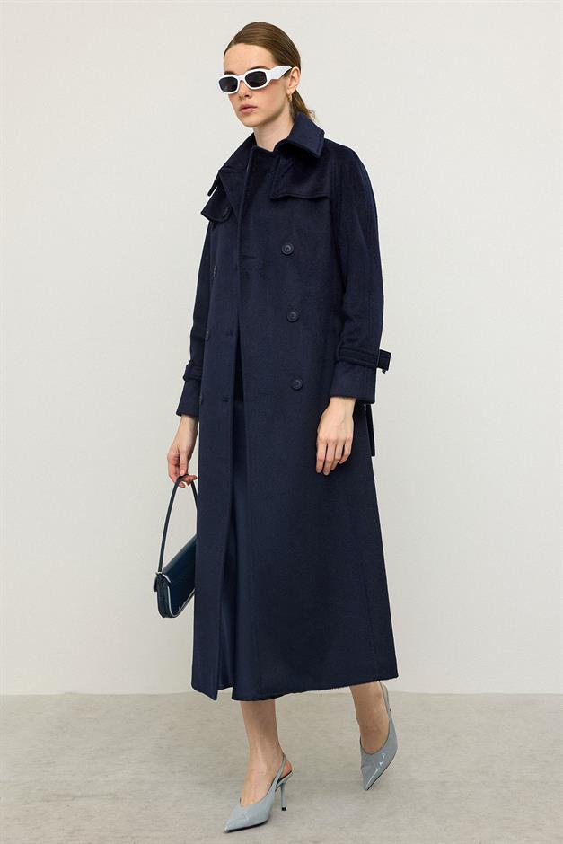 معطف طويل من الموهير بأكمام راجلان وتفاصيل كيب الأزرق الداكن 3144