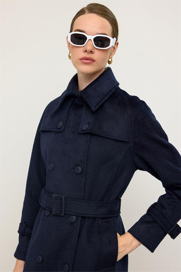 معطف طويل من الموهير بأكمام راجلان وتفاصيل كيب الأزرق الداكن 3144