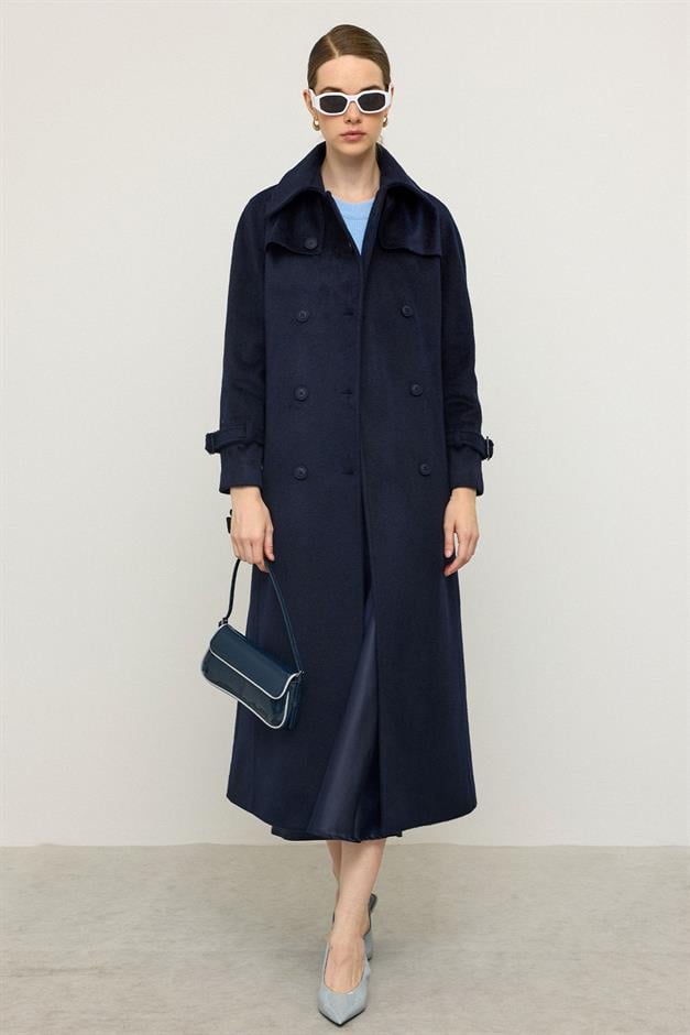 معطف طويل من الموهير بأكمام راجلان وتفاصيل كيب الأزرق الداكن 3144