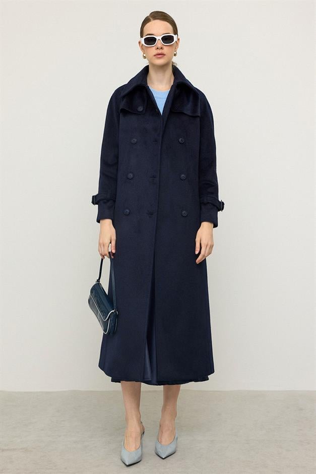 معطف طويل من الموهير بأكمام راجلان وتفاصيل كيب الأزرق الداكن 3144