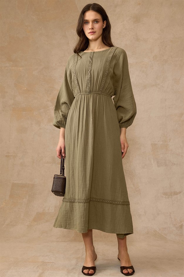 Şerit Detaylı Beli Lastikli Müslin Elbise HAKİ 9453-E