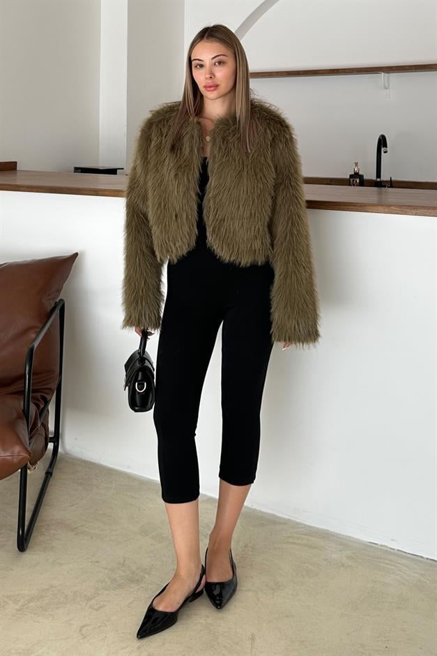 سترة قصيرة من الفرو الصناعي برقبة دائرية يمين 1014