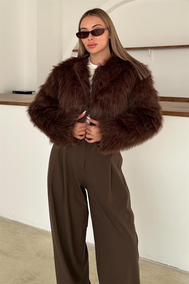 سترة قصيرة من الفرو الصناعي برقبة دائرية قهوة 1014