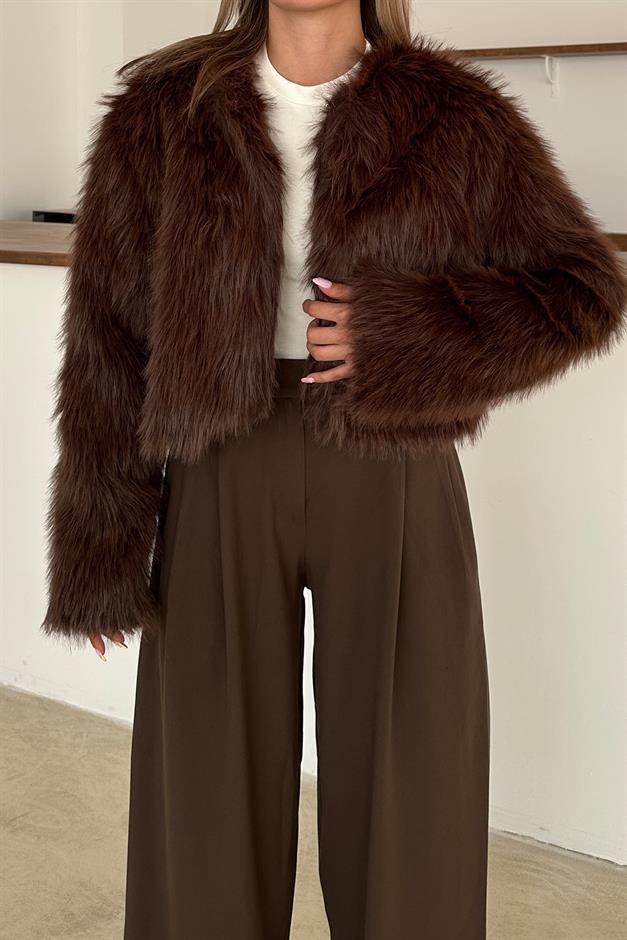 سترة قصيرة من الفرو الصناعي برقبة دائرية قهوة 1014