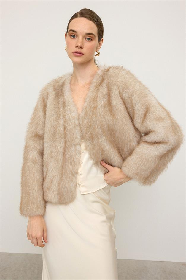 جاكيت قصير حصري بمظهر الفرو وفتحة رقبة على شكل حرف V يفعل 1006