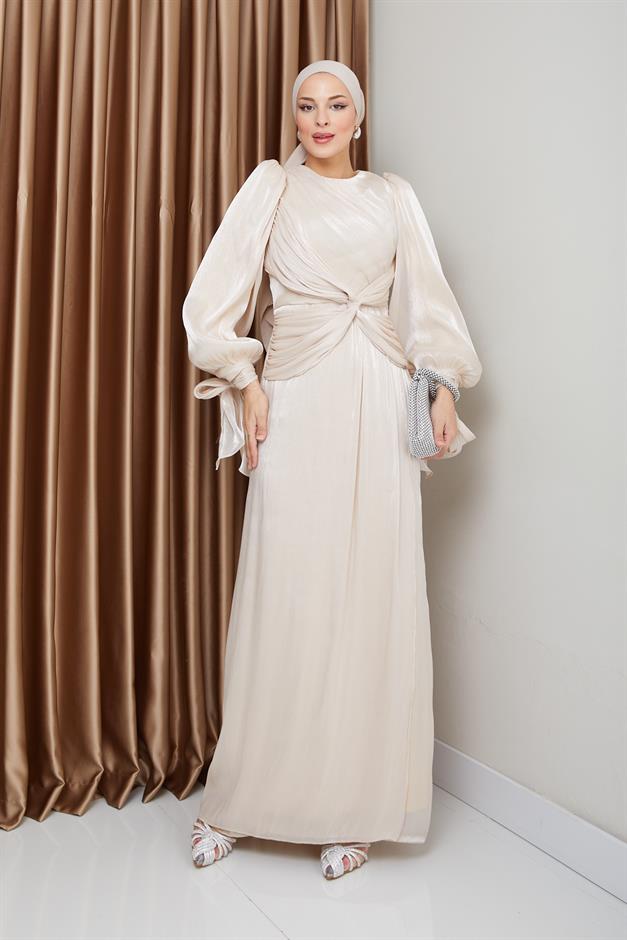 فستان سهرة حرير من يوريو للحجاب مع كشكشة وربطة عنق على شكل فتحة للذراع كريم 1224