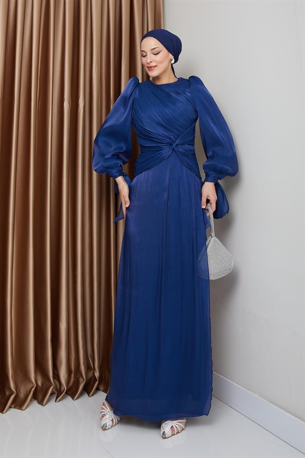 فستان سهرة حرير من يوريو للحجاب مع كشكشة وربطة عنق على شكل فتحة للذراع ك. نيلي 1224