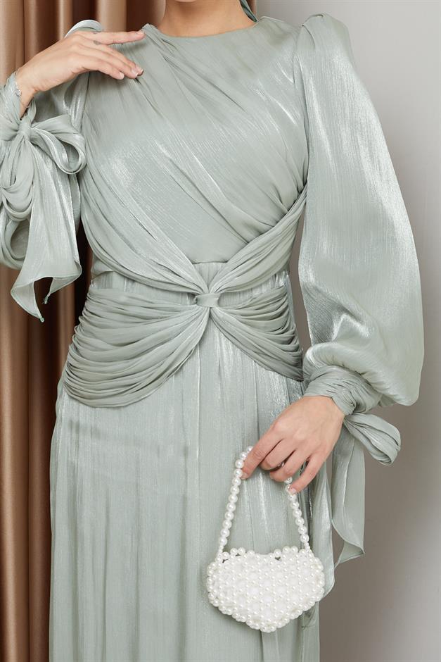 فستان سهرة حرير من يوريو للحجاب مع كشكشة وربطة عنق على شكل فتحة للذراع أخضر فاتح 1224